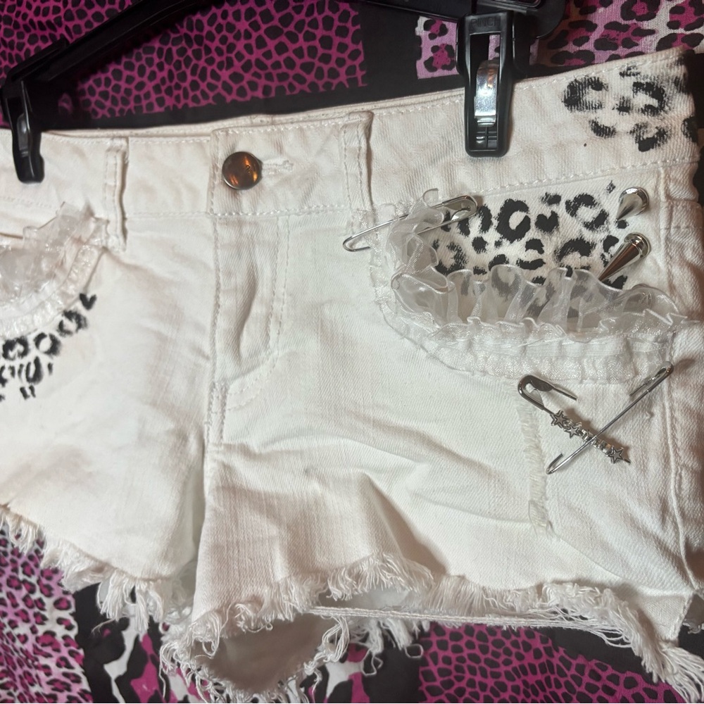 Cute 2000s white $now Leopard shorts!!!